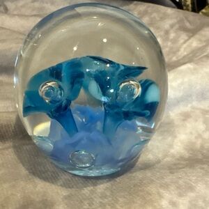 Gibson paper weight blue flowers controlled bubbles stamped 1990 Gibson‎